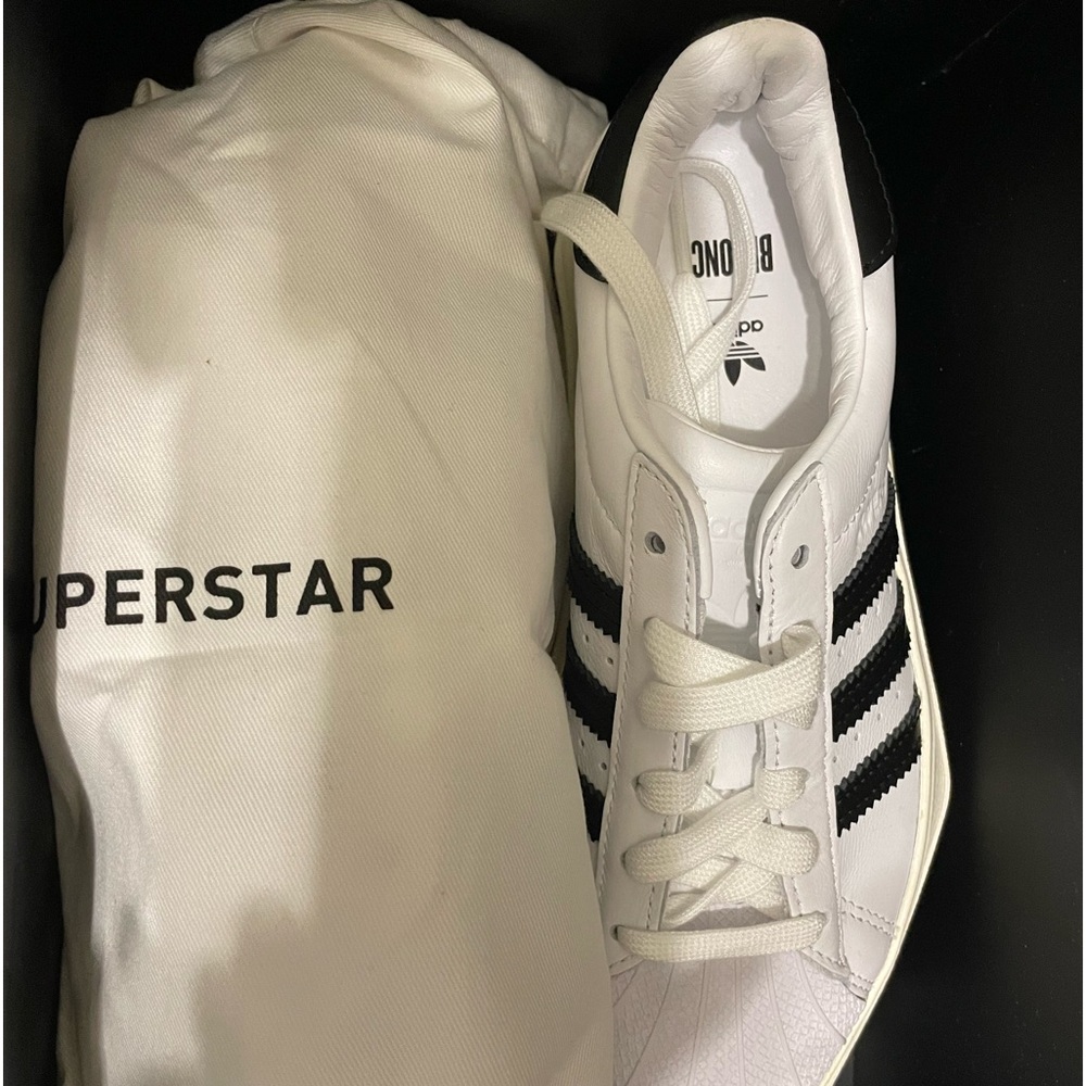 Beyonce platform Adidas superstar size 6 ! New with box and bag - white